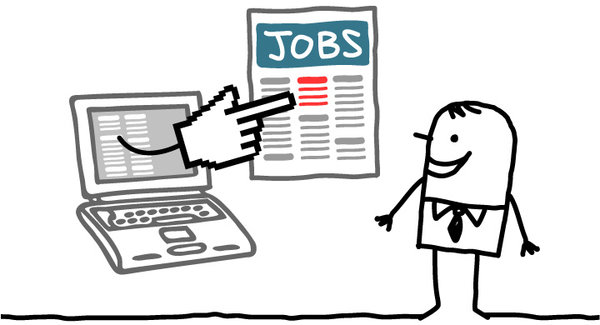 Gezeichneter Mann vor einer Stellenanzeigen-Zeitung mit der Aufschrift JOBS und einem Laptop