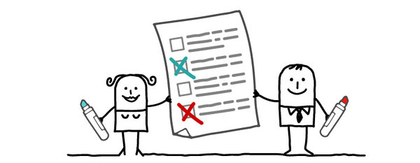 Gezeichnete Frau und gezeichneter Mann halten eine Checkliste mit Haken und Kreuzen